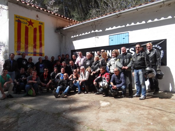 Signatures a l'estelada mural i foto del grup de Motards Independentistes.