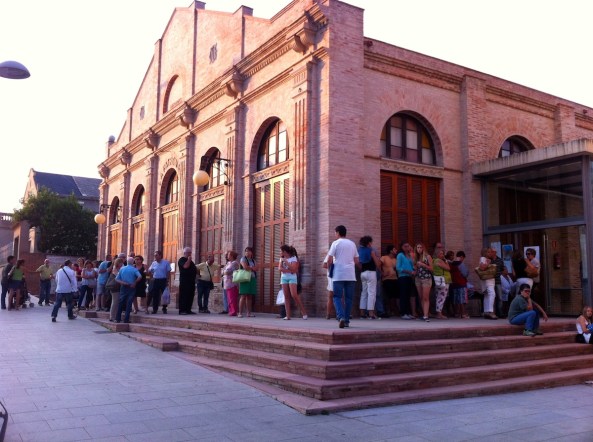 Mitja hora abans ja hi havia cua per entrar a la Patronal